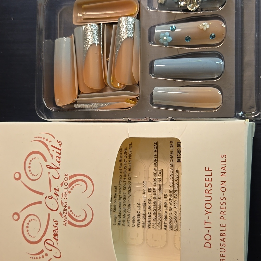 Elegant Blue and Cream Nail Set - Picture 3 of 4